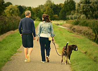 Par på hundprommenad